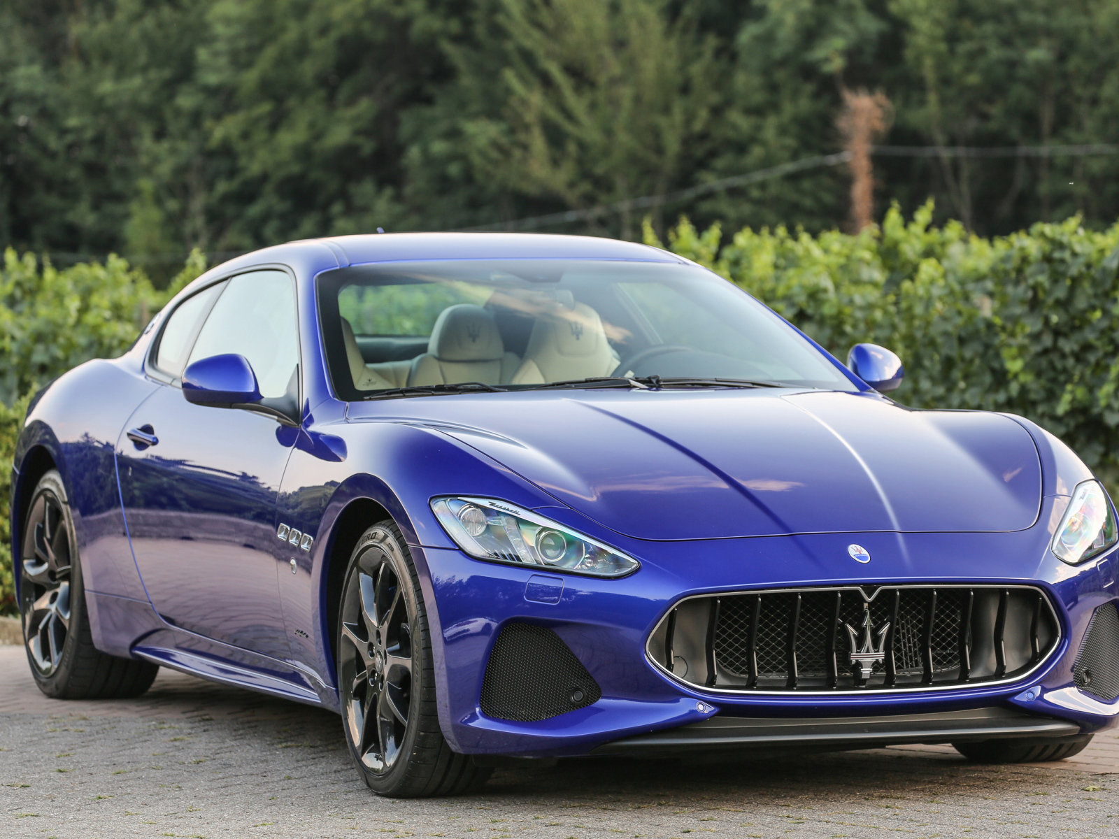 Стильный автомобиль Maserati GranTurismo цвет синий металлик