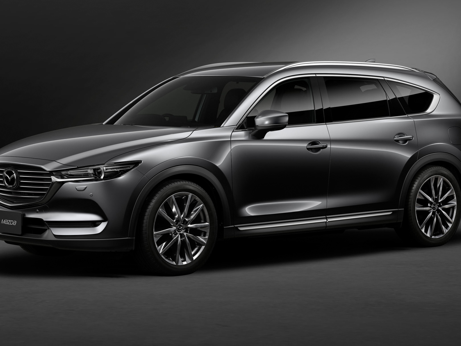 Серый автомобиль Mazda CX 8 Custom, 2018 на сером фоне