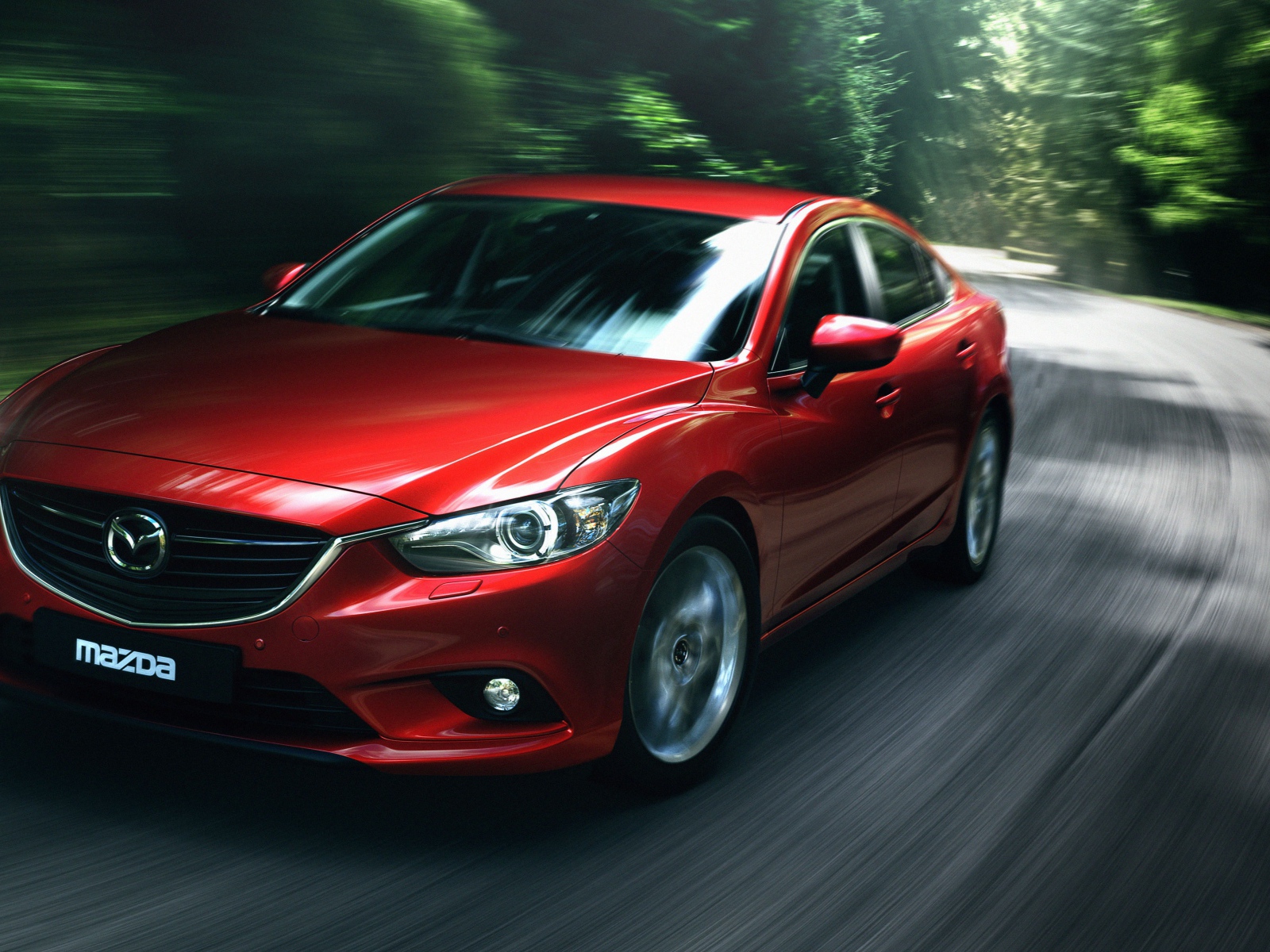 Красный автомобиль  Mazda 6, 2018 на скорости