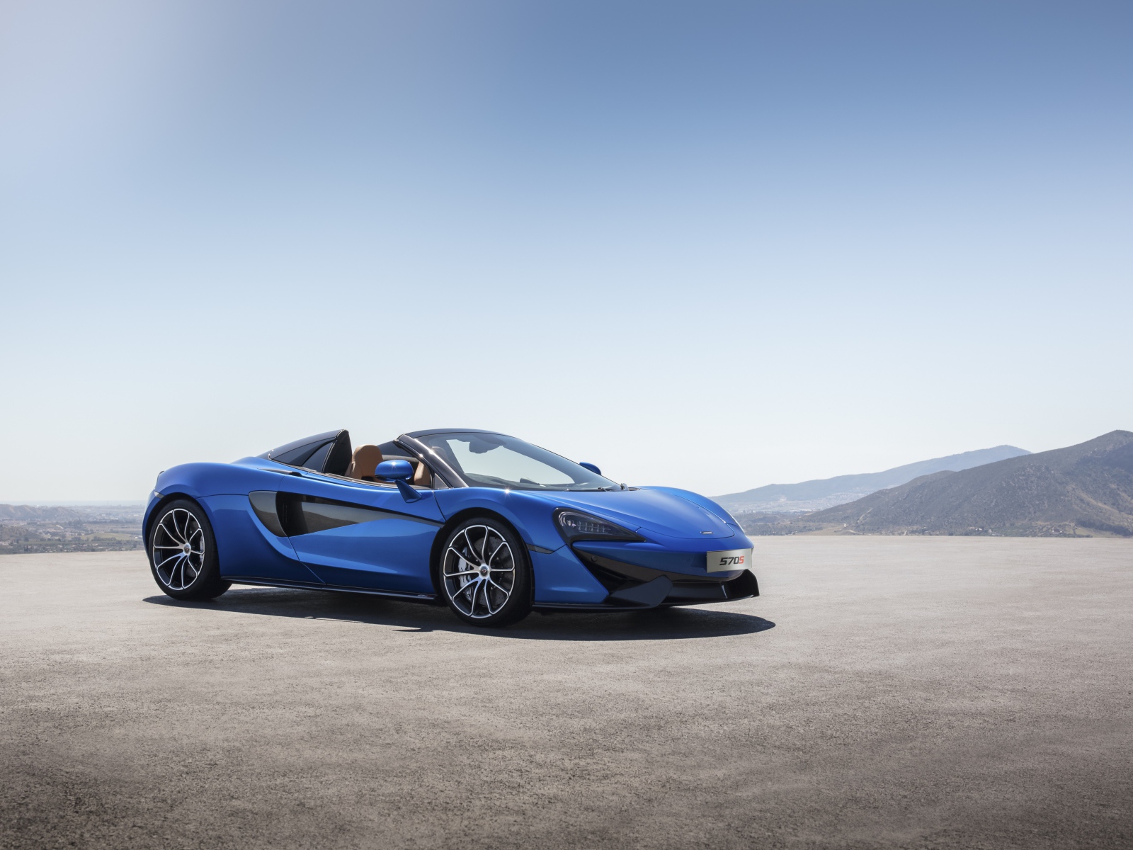 Синий спортивный автомобиль  McLaren 570S Spider, 2018