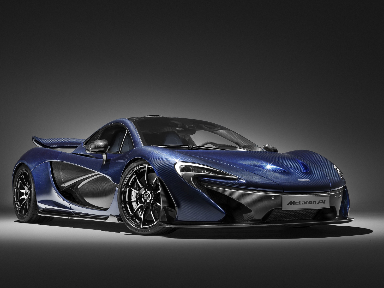 Синий спортивный автомобиль McLaren P1
