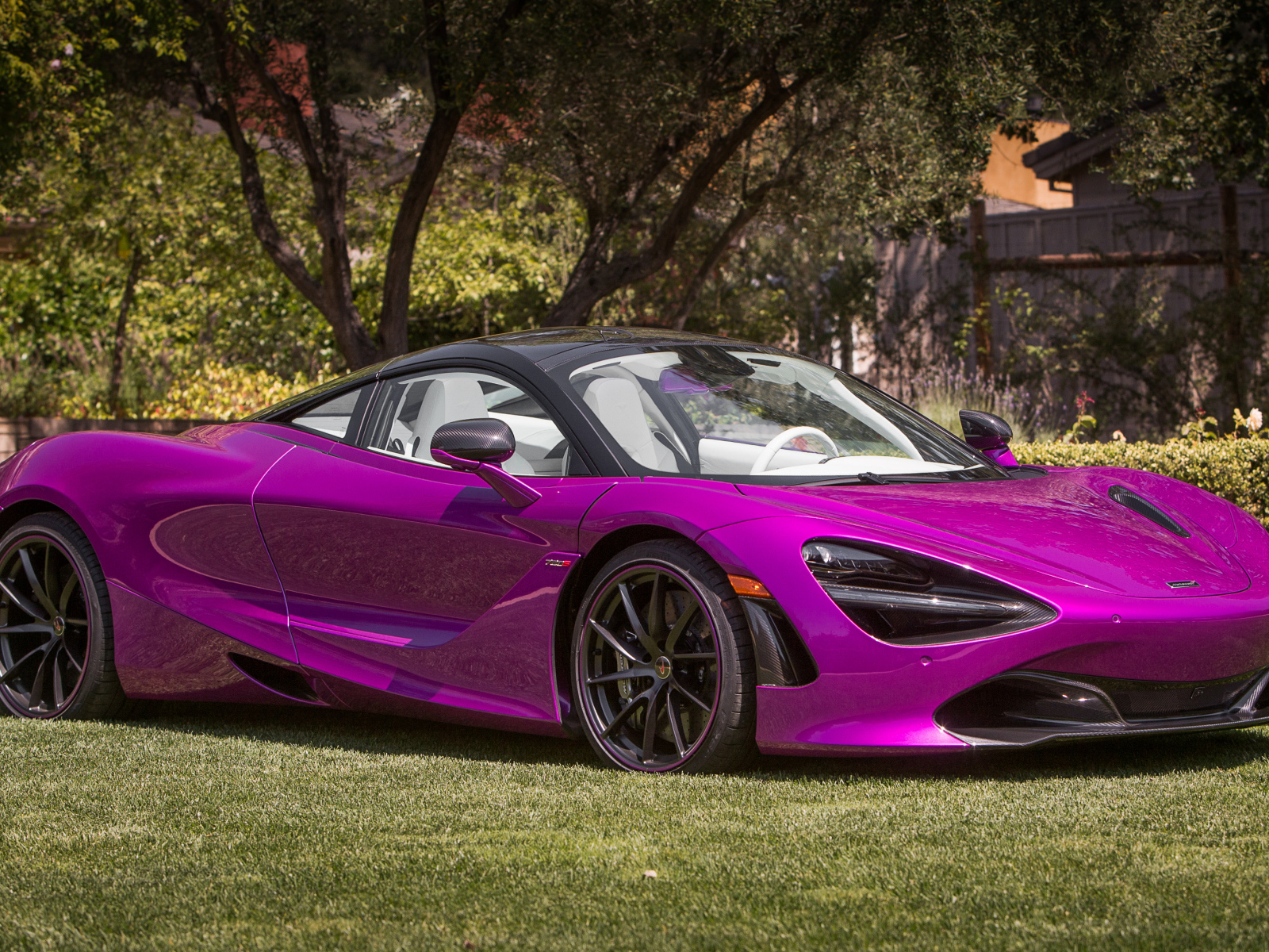 Фиолетовый спортивный автомобиль McLaren MSO 720S Coupe Fux Fuchsia, 2017