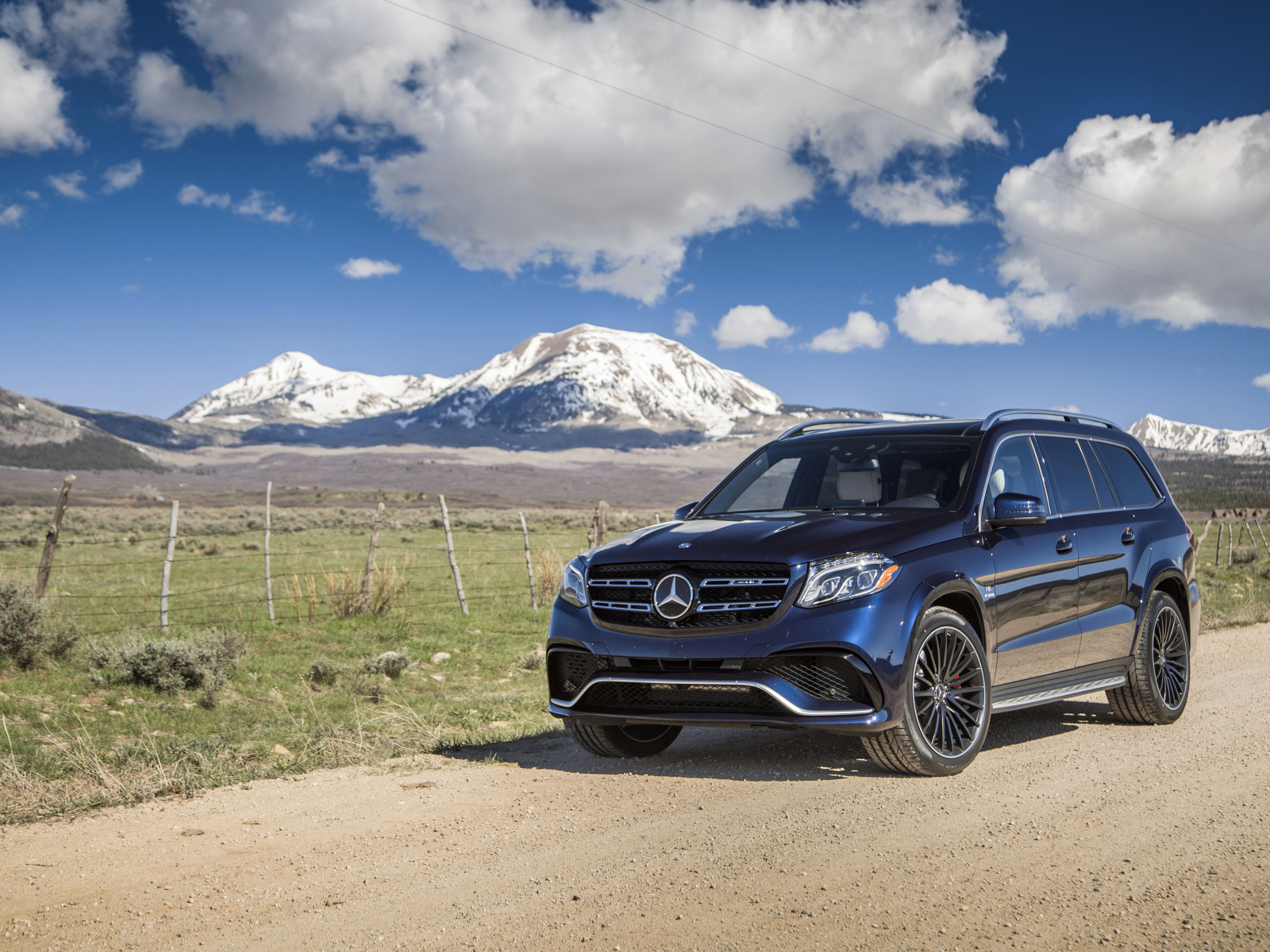 Черный автомобиль Mercedes-Benz GL-Class на фоне гор 