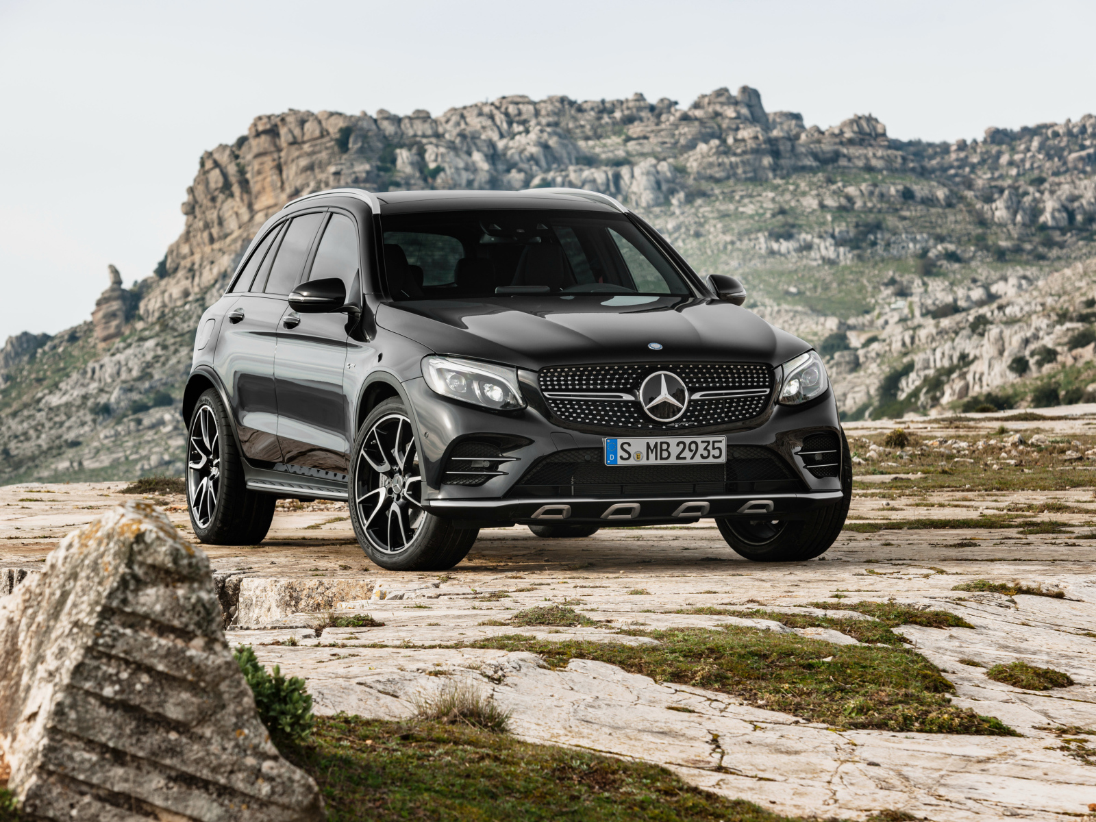 Черный автомобиль Mercedes-Benz GLC-Class на фоне скал 