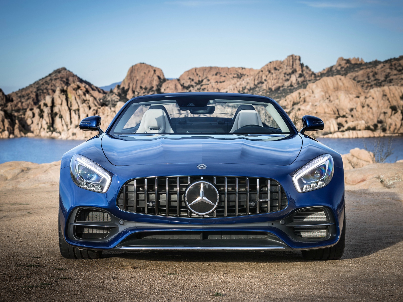 Автомобиль Mercedes AMG GT Roadster, 2017 года цвет синий металлик 