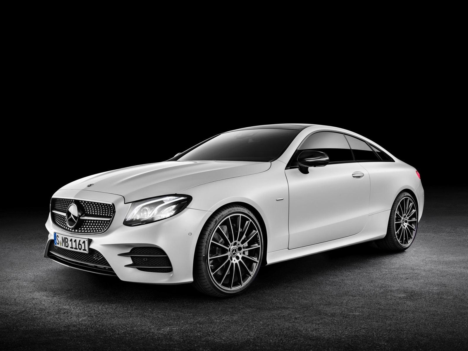 Серый автомобиль  Mercedes-Benz E-Class Coupe 2017