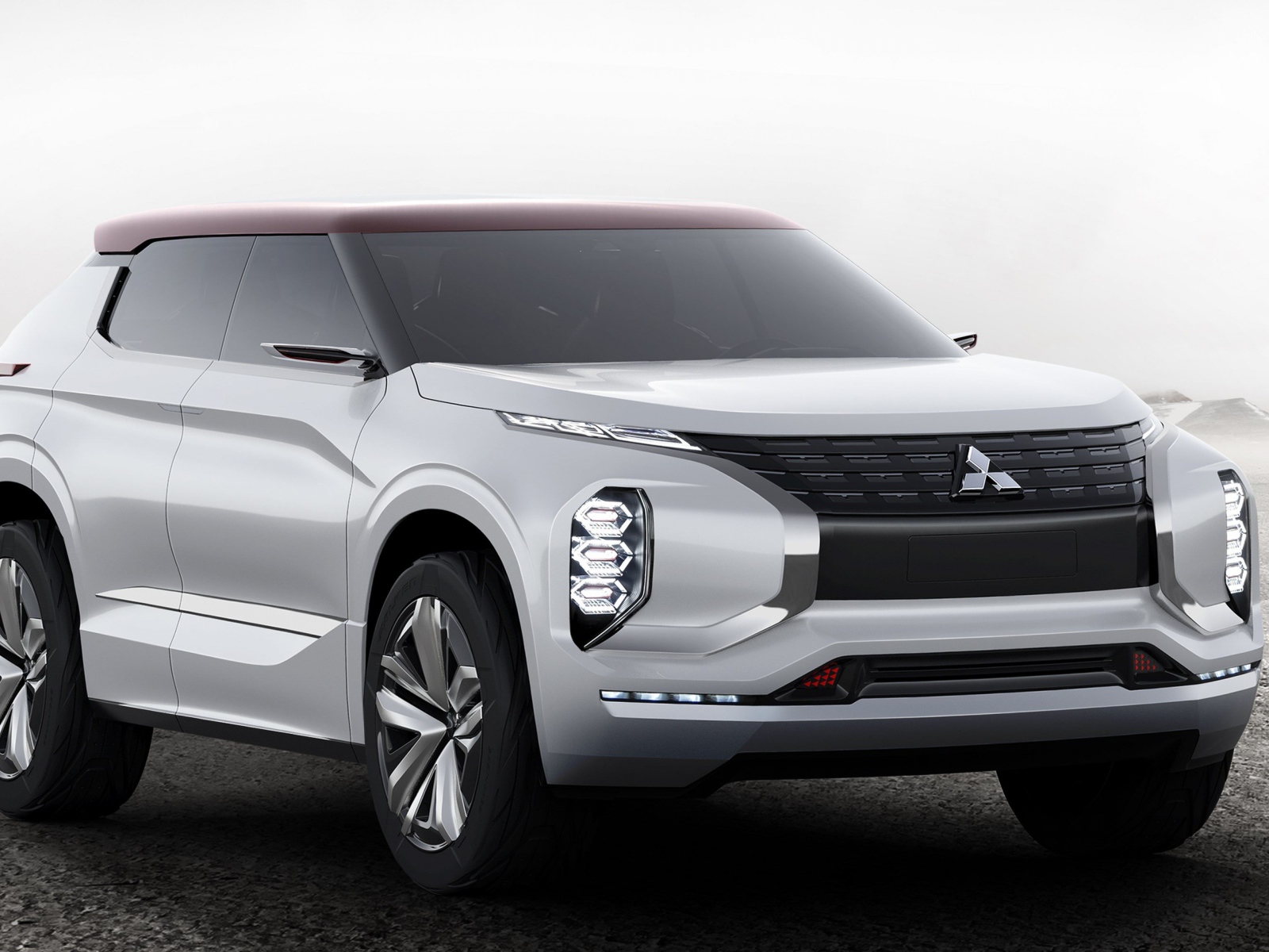 Серебристый внедорожник  Mitsubishi GT-PHEV
