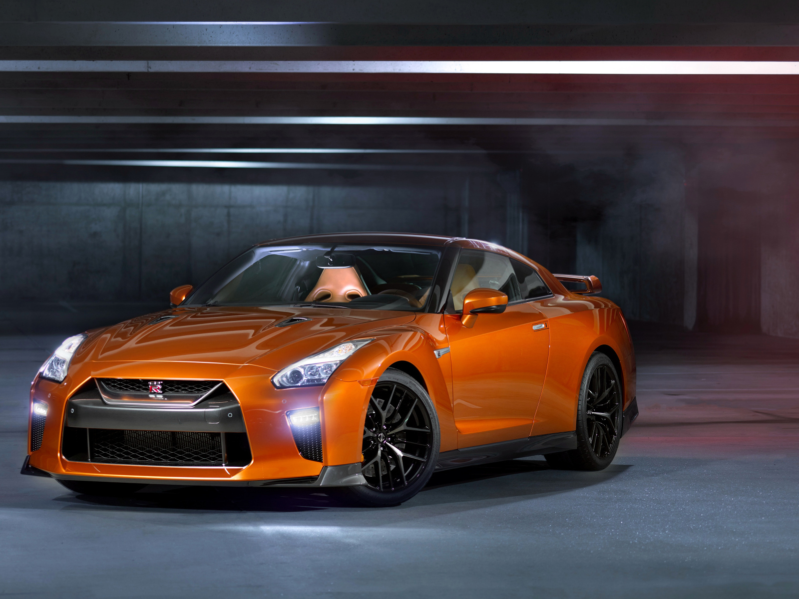 Быстрый спортивный автомобиль Nissan GT-R оранжевого цвета