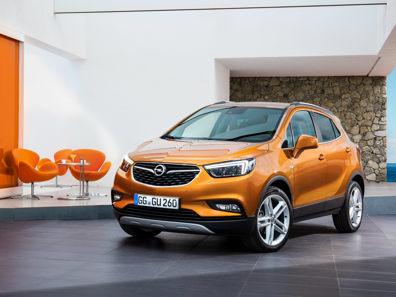 Оранжевый автомобиль кроссовер Opel Mokka