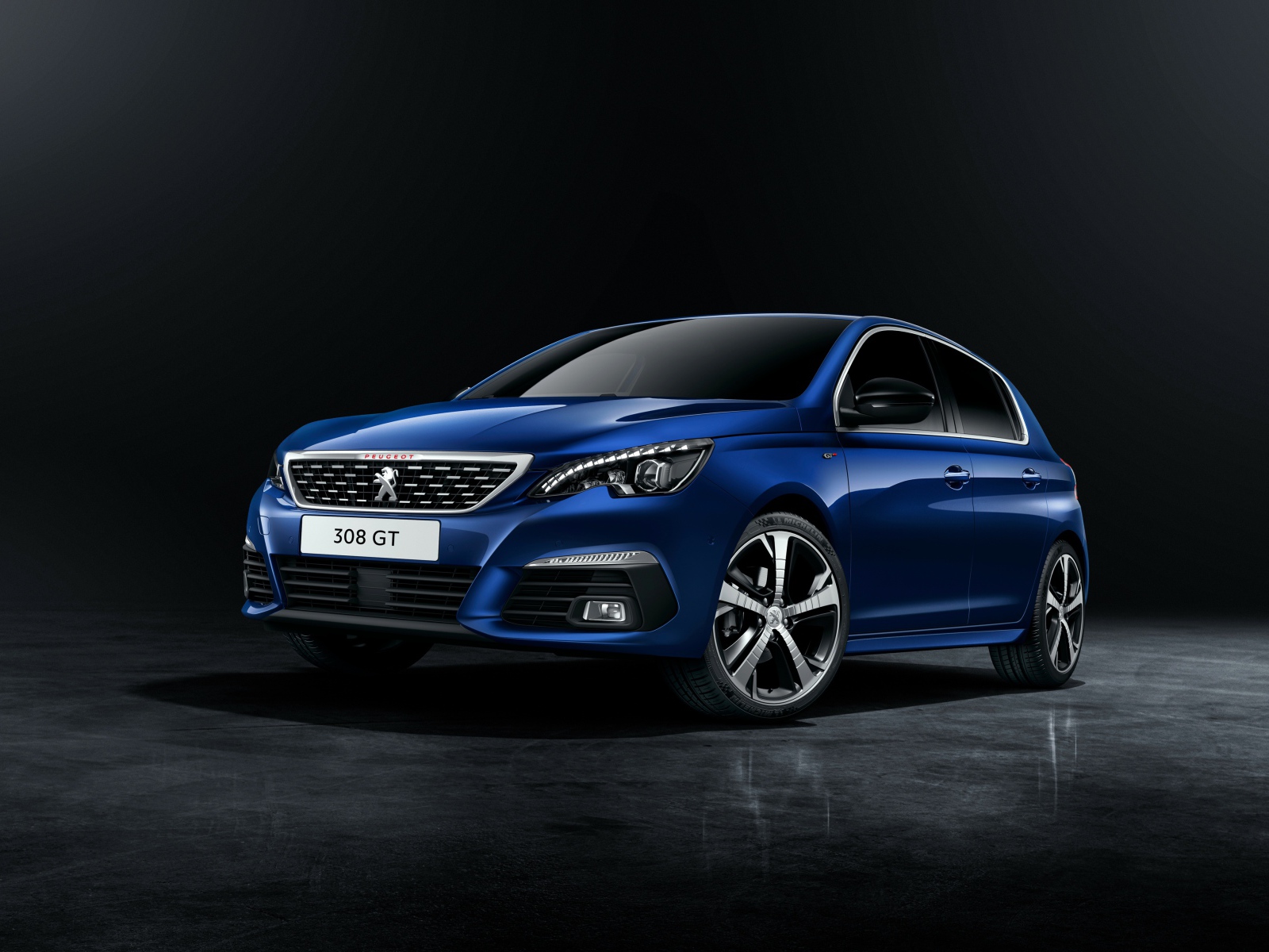 Автомобиль Peugeot 308 синего цвета