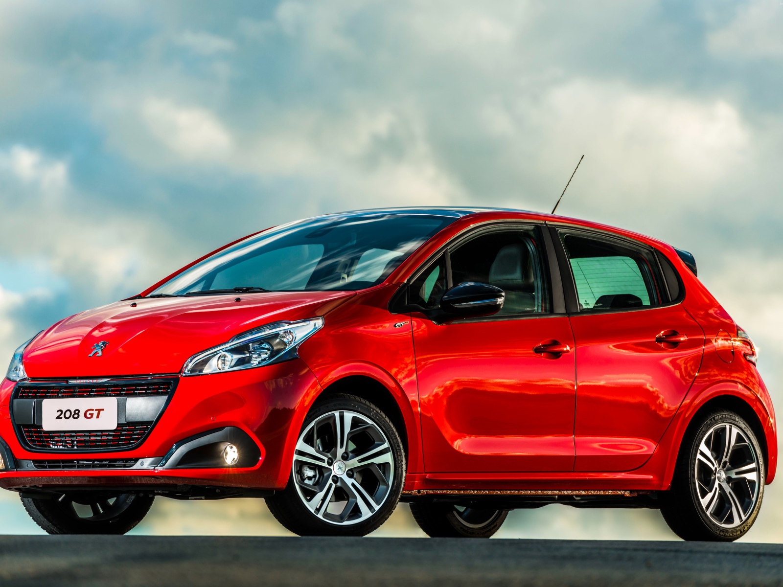 Красный автомобиль хэтчбек  Peugeot 208 GT