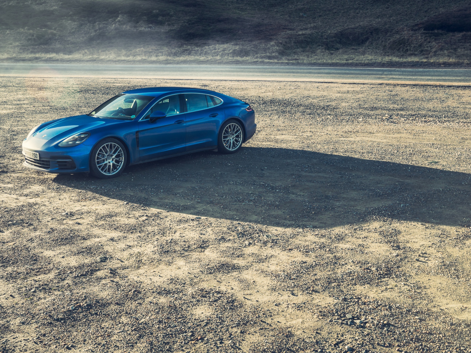 Голубой автомобиль Porsche Panamera Turbo