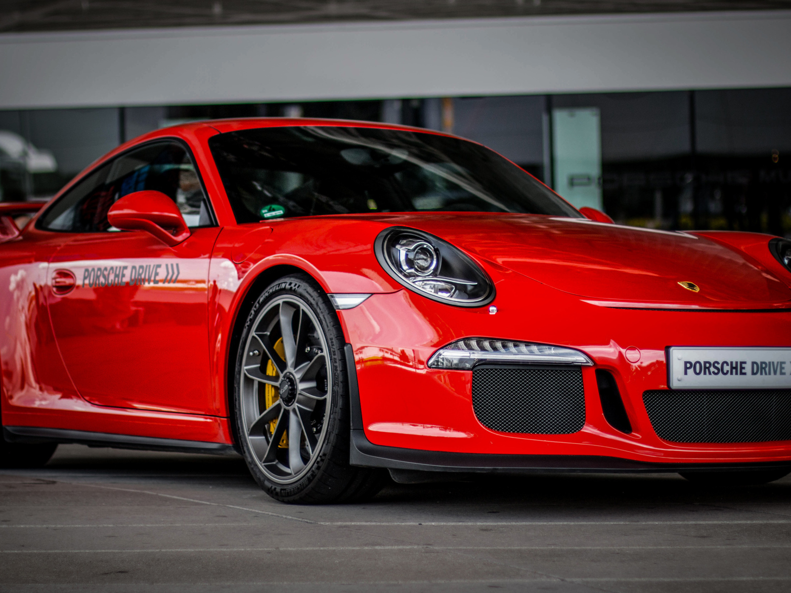 Красный спортивный автомобиль Porsche Drive Supercar