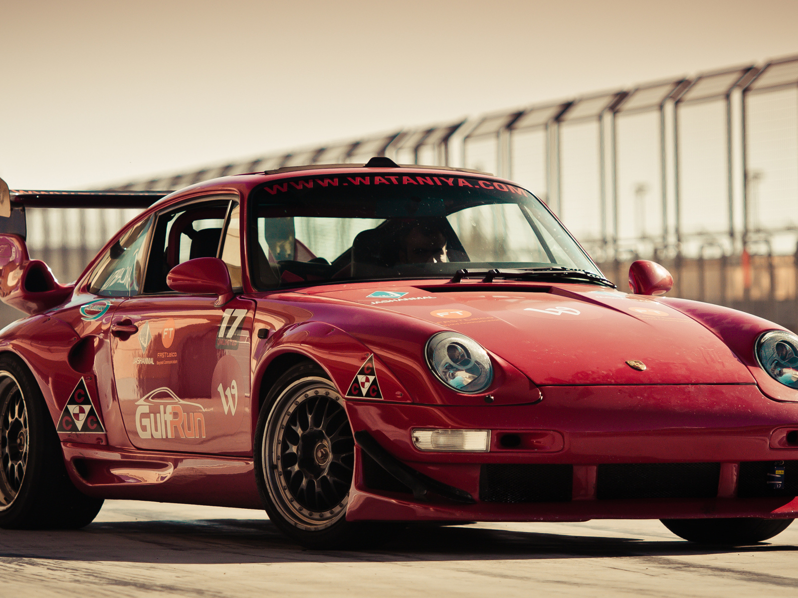 Красный спортивный автомобиль Porsche