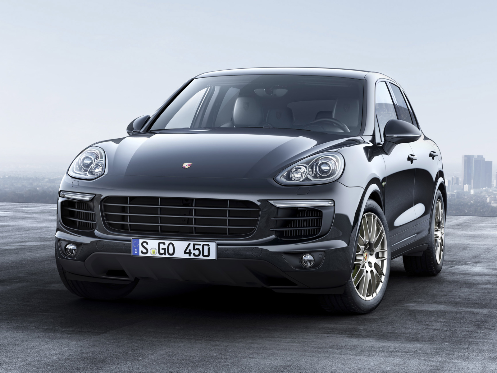 Серебристый автомобиль  Porsche Cayenne, 2017 