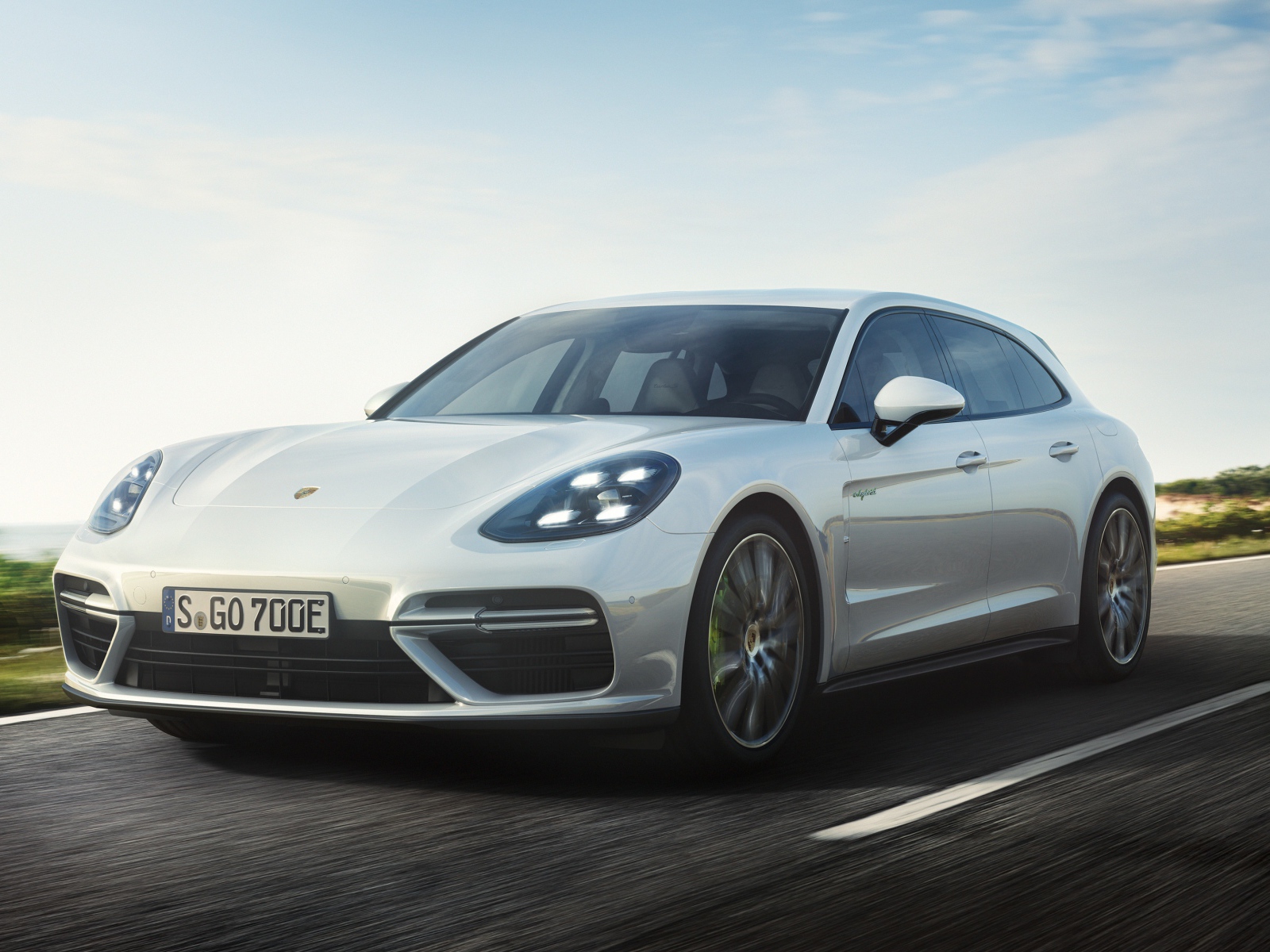 Белый внедорожник Porsche Panamera Turbo S E-Hybrid Sport Turismo, 2018 на трассе
