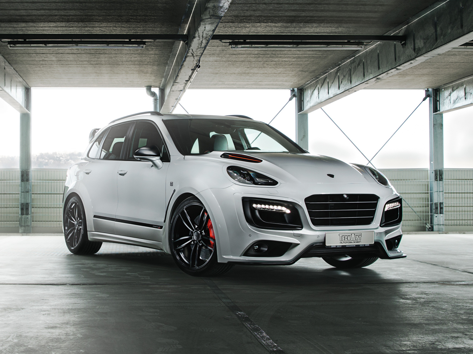 Белый автомобиль  Porsche Cayenne в гараже 