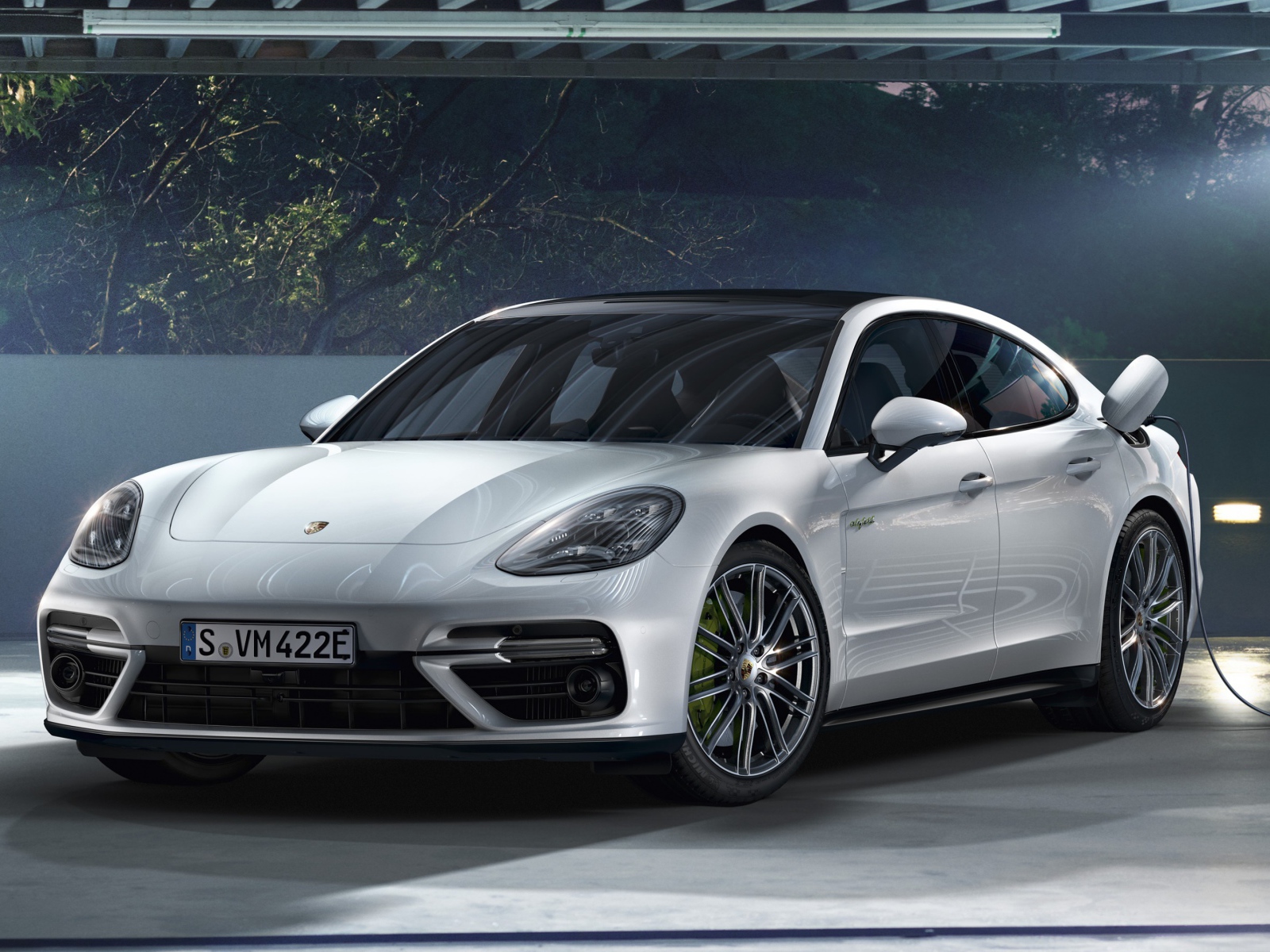Белый новый автомобиль Porsche Panamera Turbo S E-Hybrid, 2018