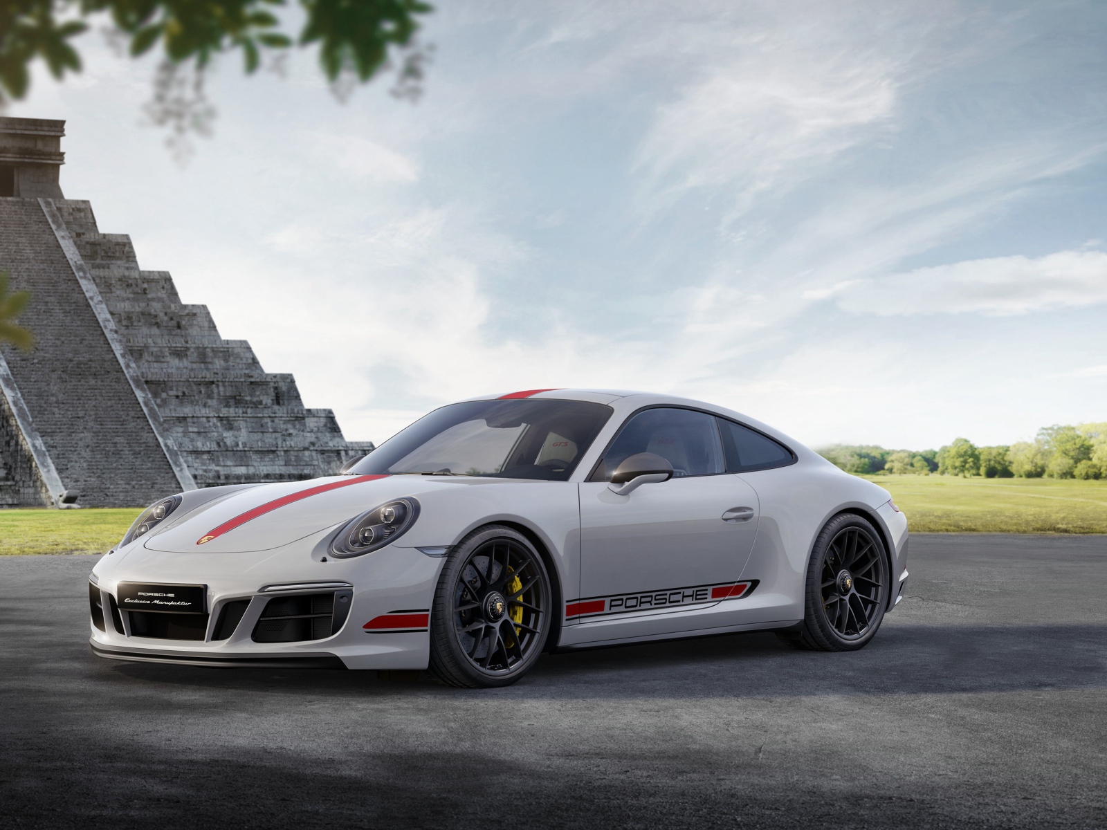 Белый спортивный автомобиль Porsche 911 Carrera GTS, 2017