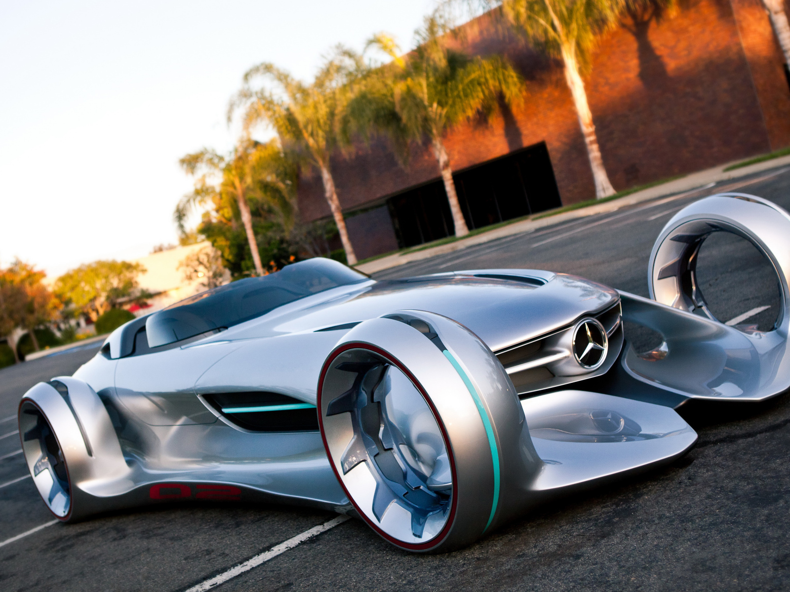 Необычный серебристый автомобиль Mercedes-Benz Silver Arrow Concept