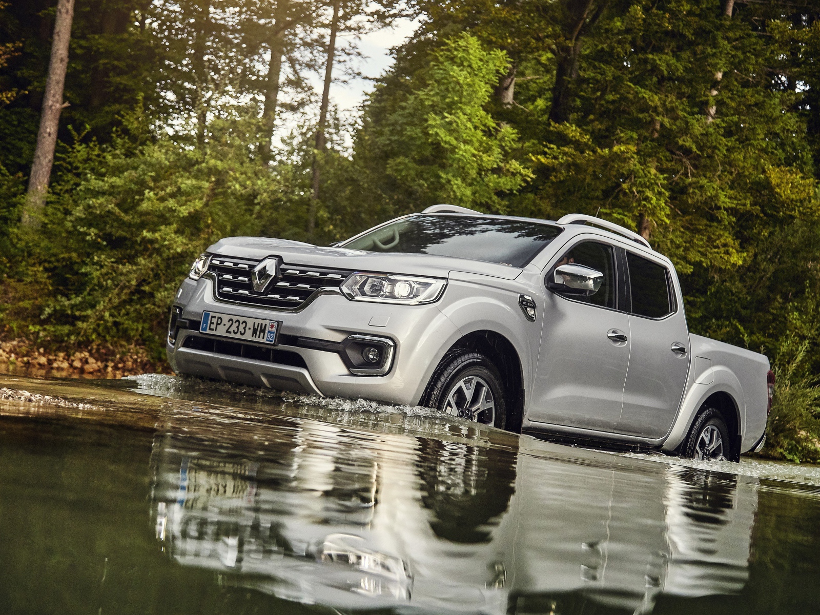 Серебристый пикап Renault  Alaskan Worldwide, 2017 в воде