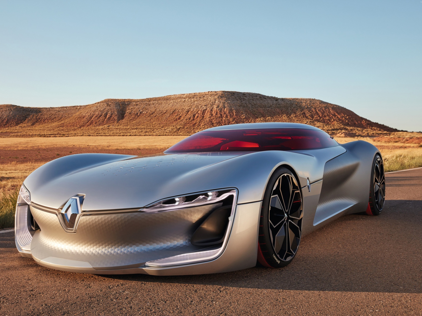 Серебристый стильный автомобиль Renault Trezor