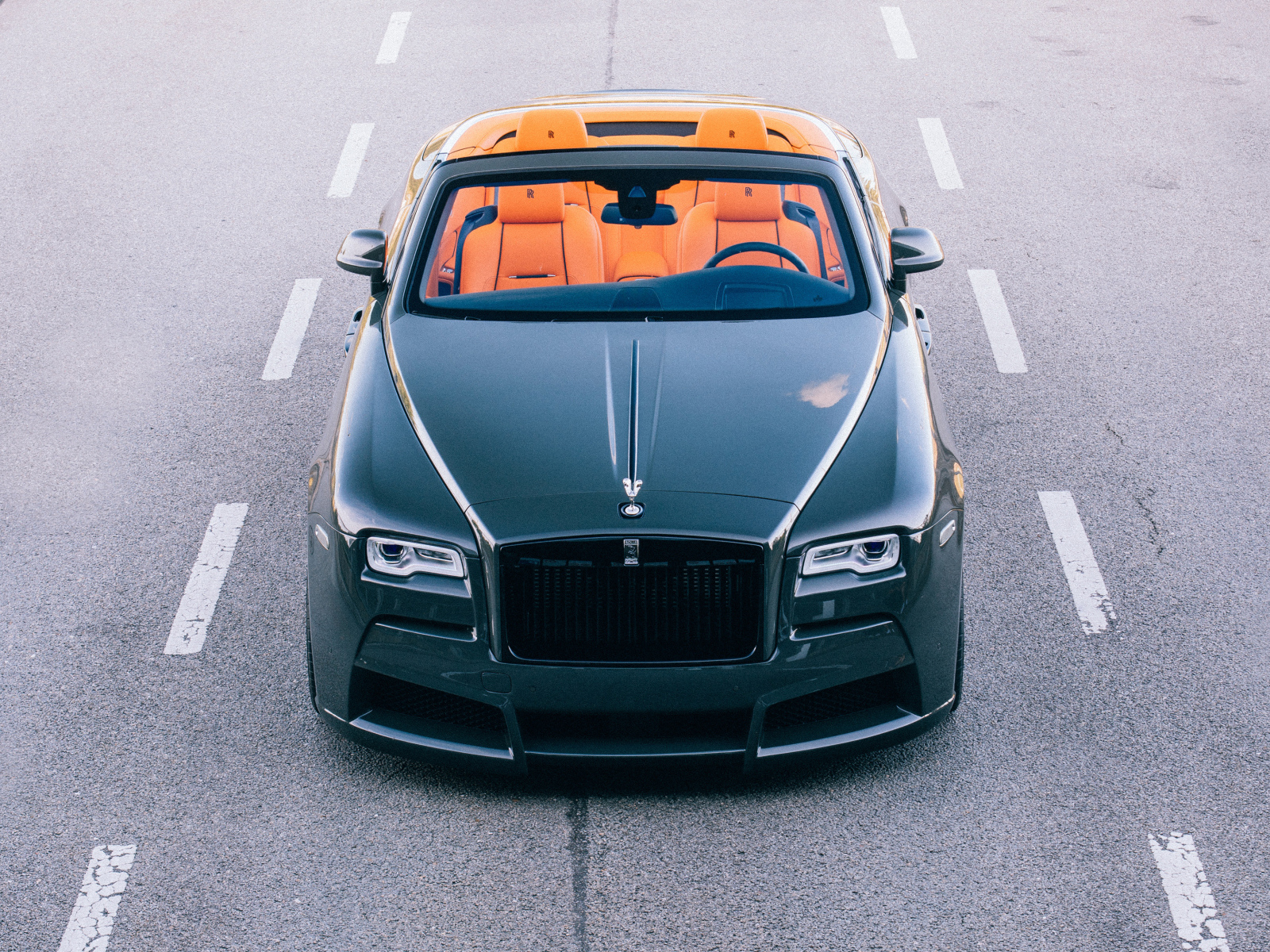 Зеленый автомобиль кабриолет Rolls Royce Dawn, 2018