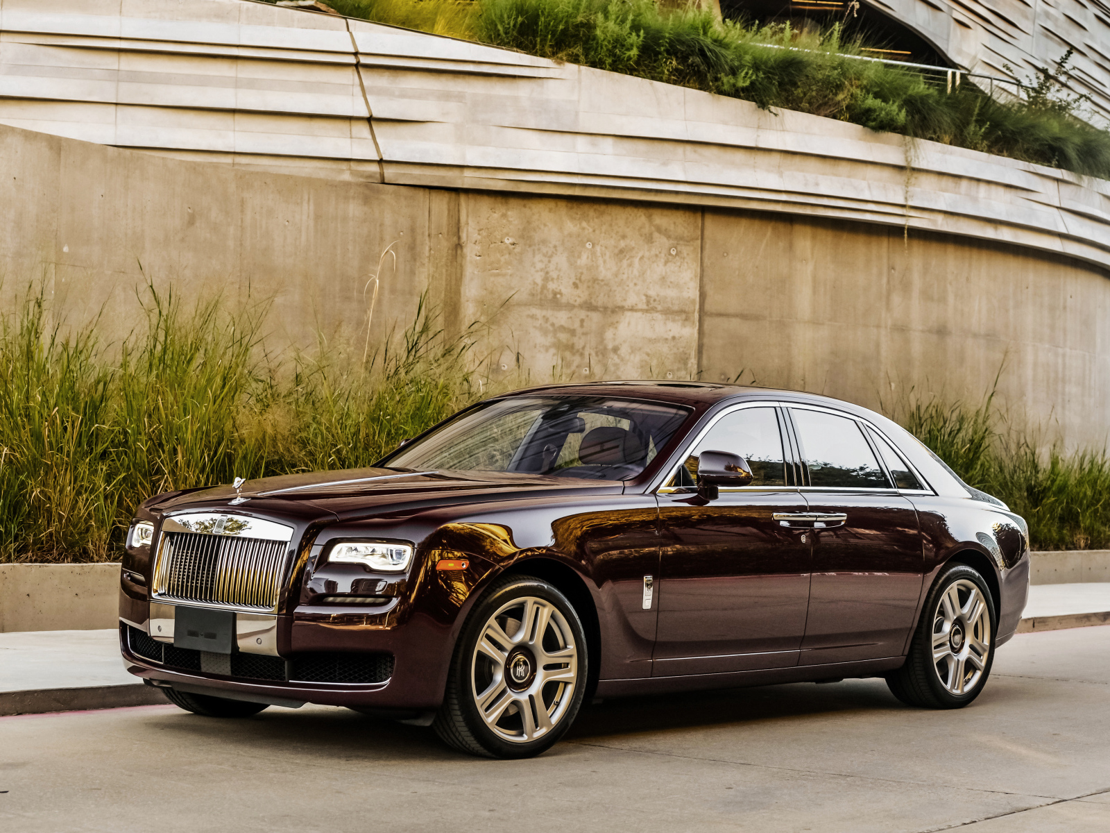Стильный черный автомобиль Rolls Royce Ghost