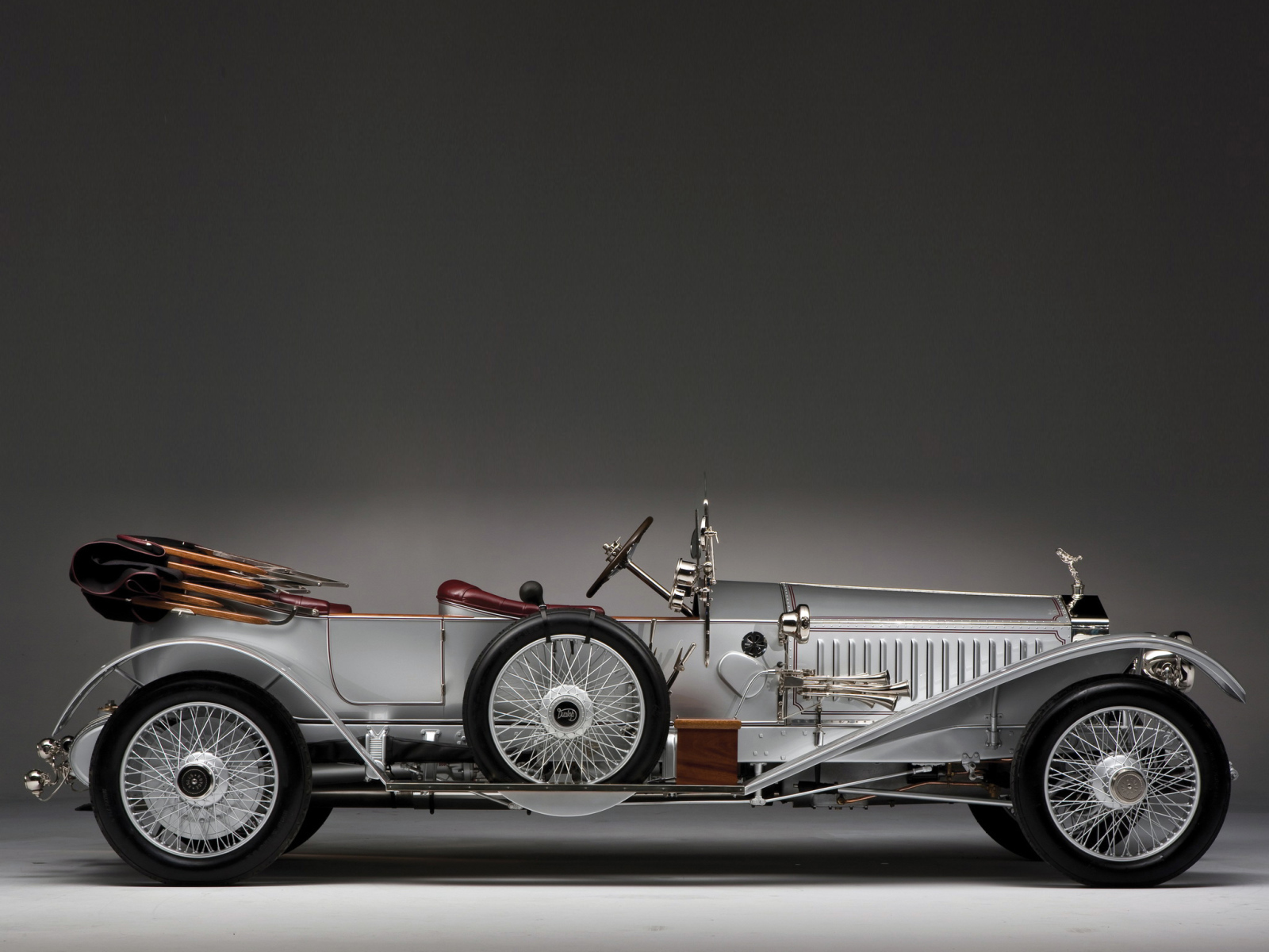 Стильный серебристый ретро автомобиль Rolls Royce, 1915 года