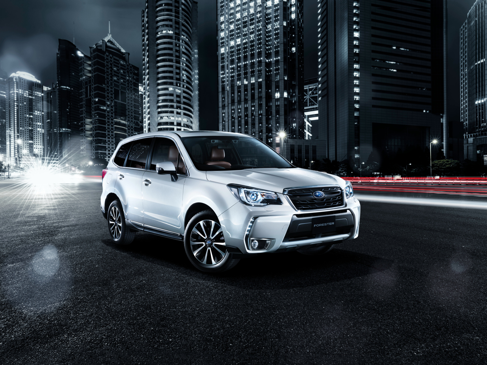 Внедорожник Subaru Forester, 2018 в ночном городе