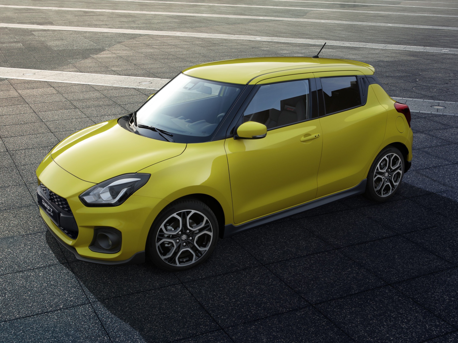 Желтый автомобиль Suzuki Swift Sport, 2018