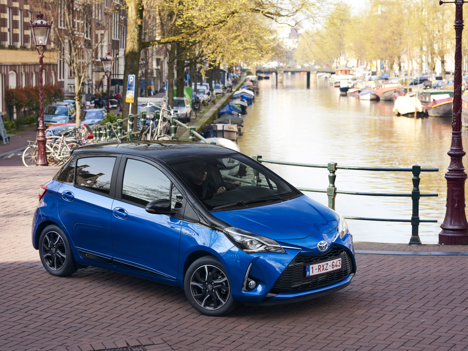 Голубой автомобиль Toyota Yaris Hybrid, 2017 