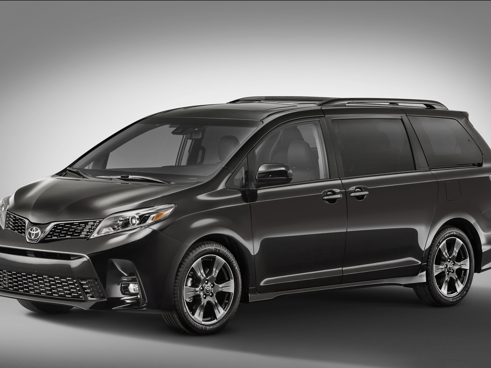Минивэн Toyota Sienna, 2018 на сером фоне