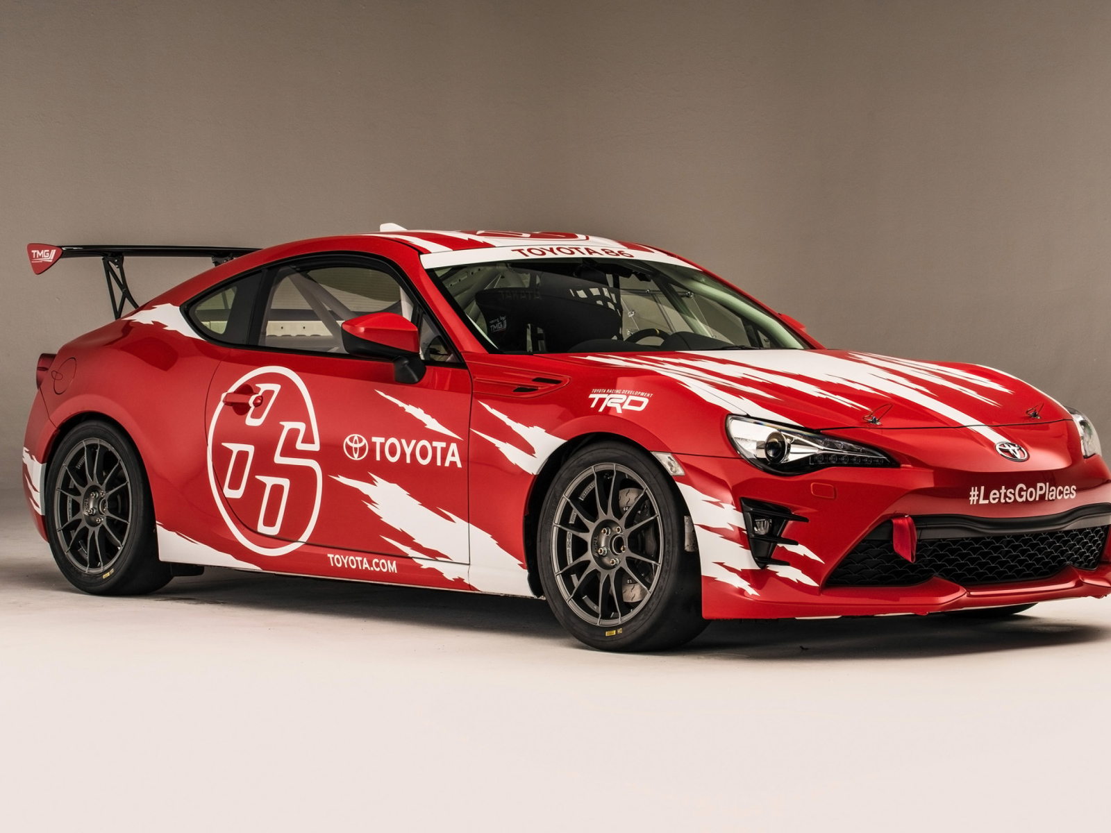 Красный гоночный автомобиль Toyota GT86