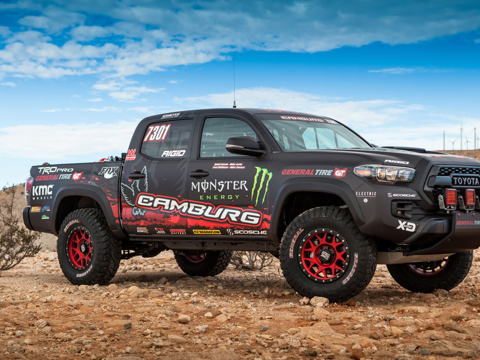 Автомобиль пикап Toyota Tacoma на фоне голубого неба