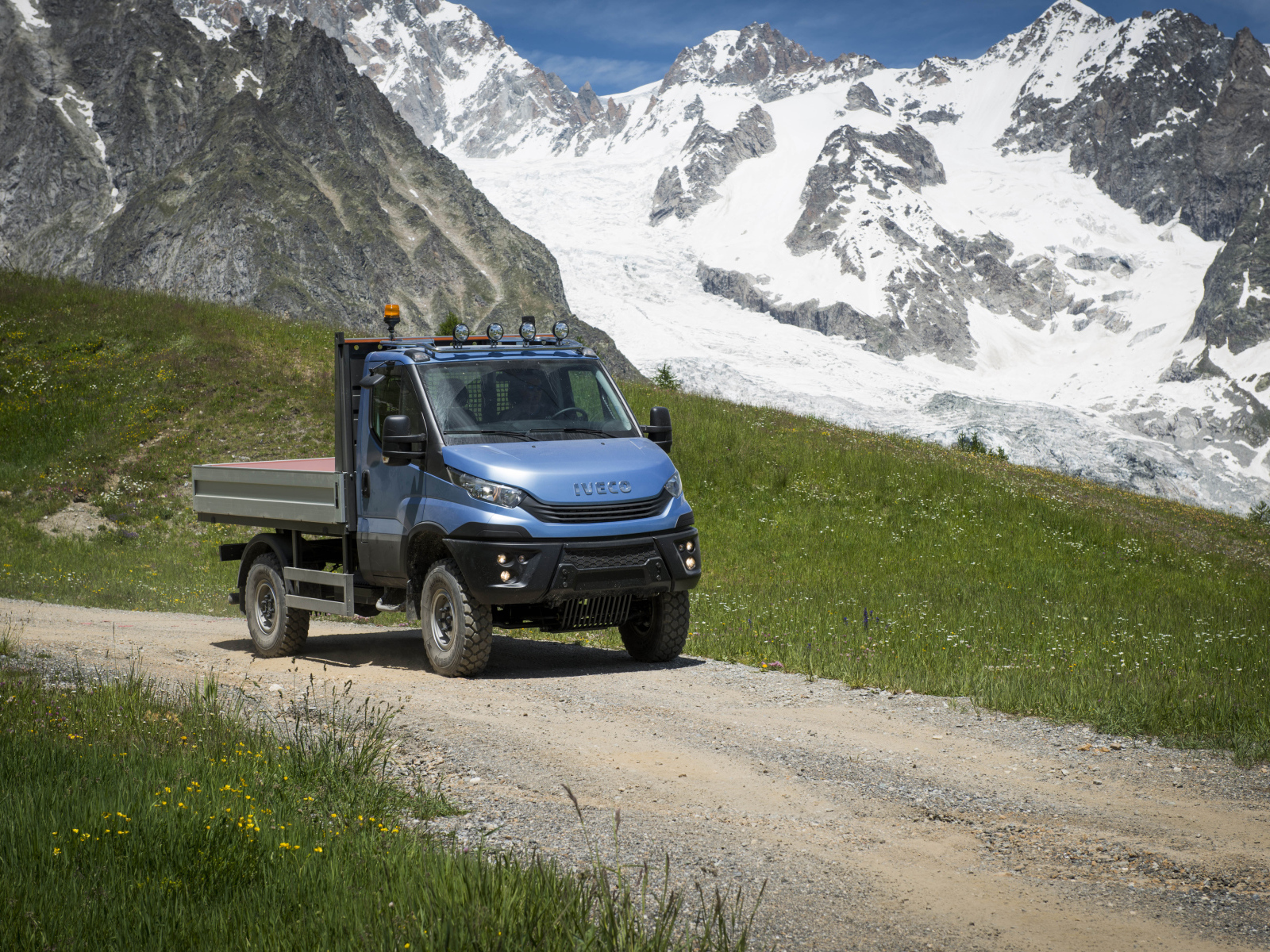 Синий грузовик IVECO Daily 55 4x4 Chassis Cab на фоне гор