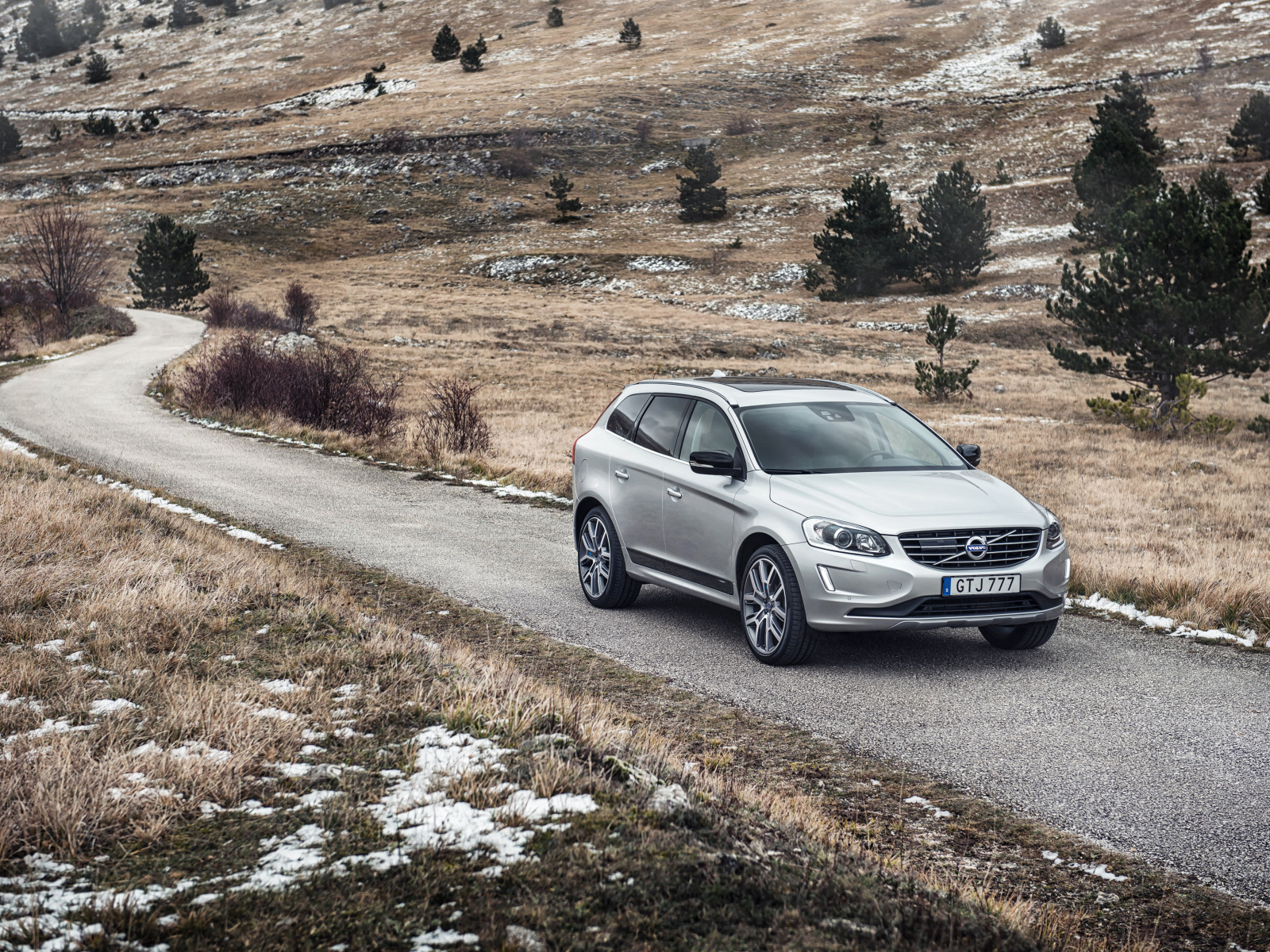 Серебристый внедорожник Volvo XC60 на трассе