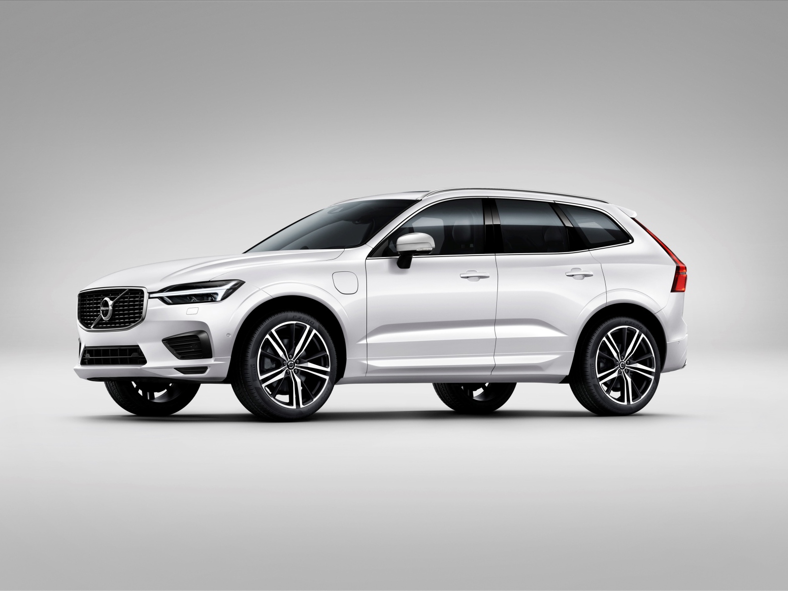 Белый автомобиль Volvo XC90 T8 R-Design, 2017 