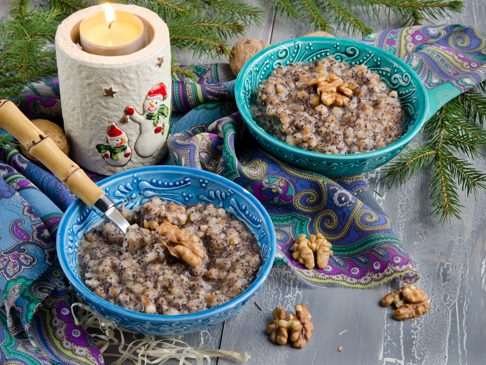 Праздничная кутья с красивой свечой на Рождество