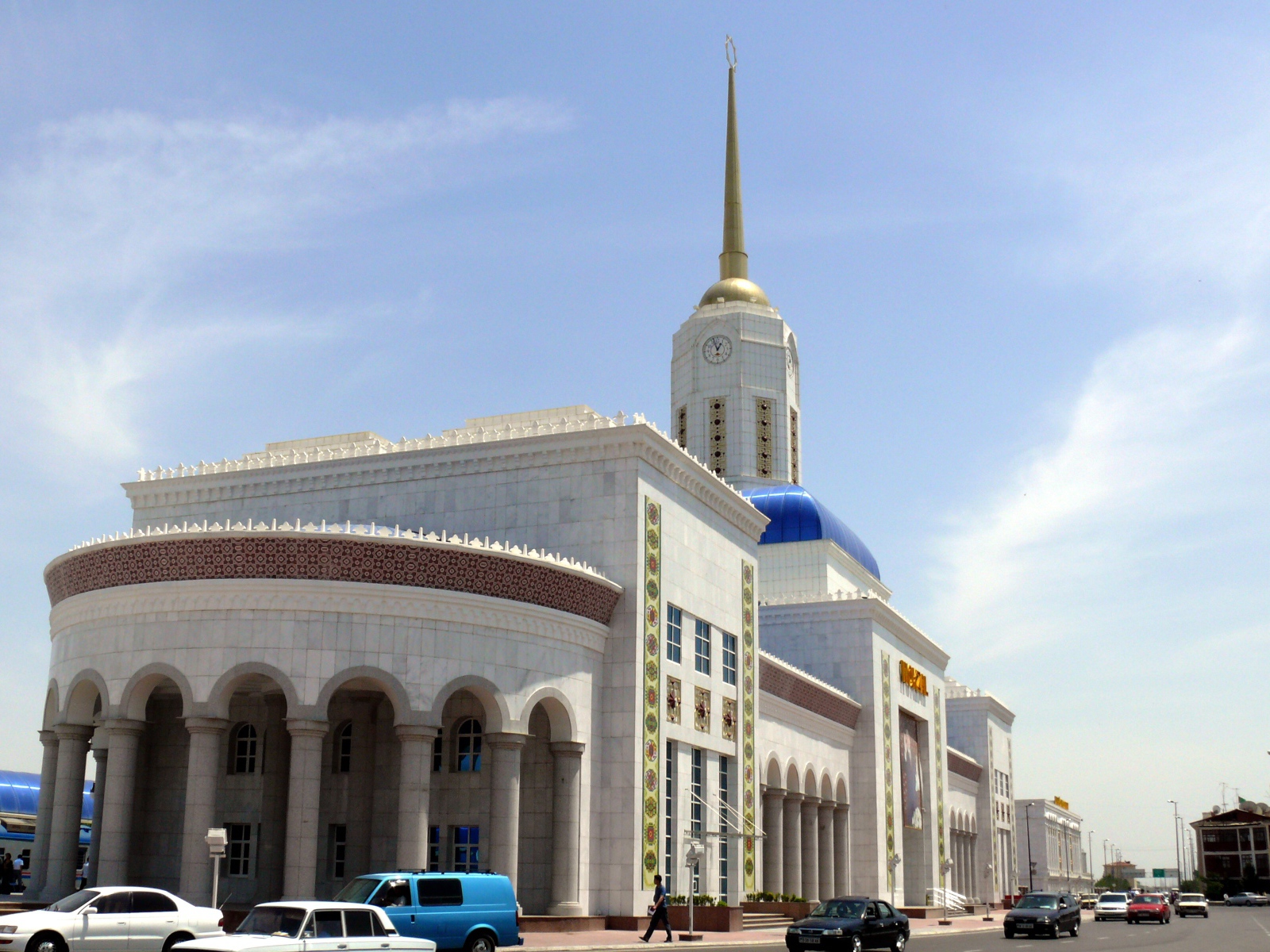 Красивое здание железнодорожного вокзала в Ашхабаде 