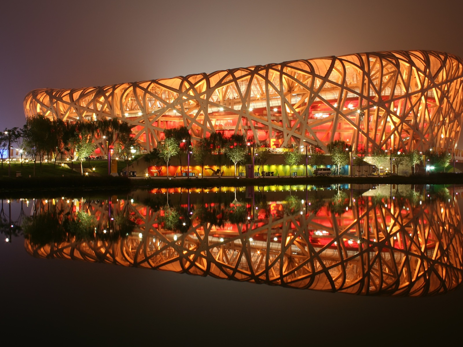 Пекинский национальный стадион отражается в воде, КНР 