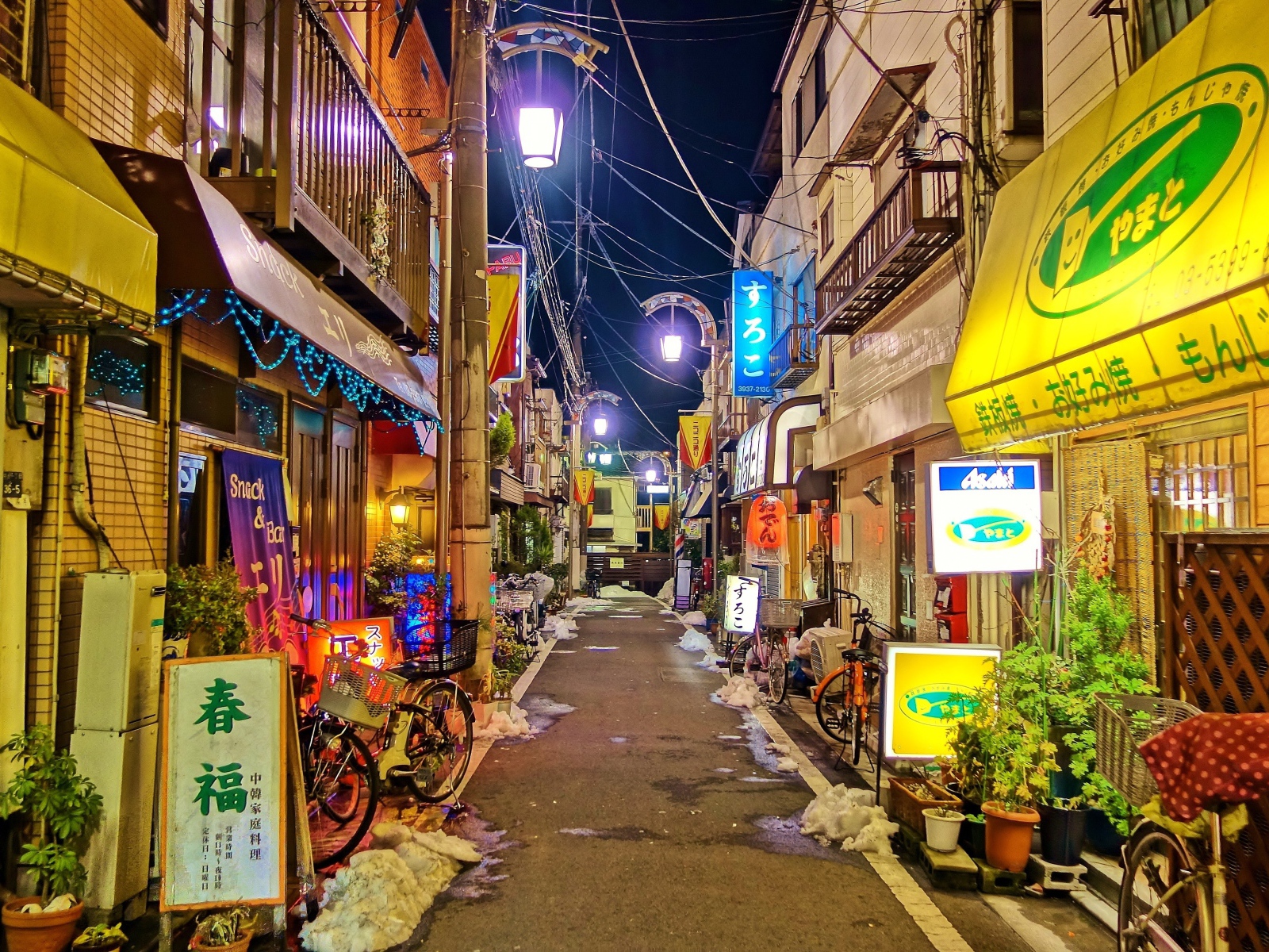 Яркая улица ночного Токио 