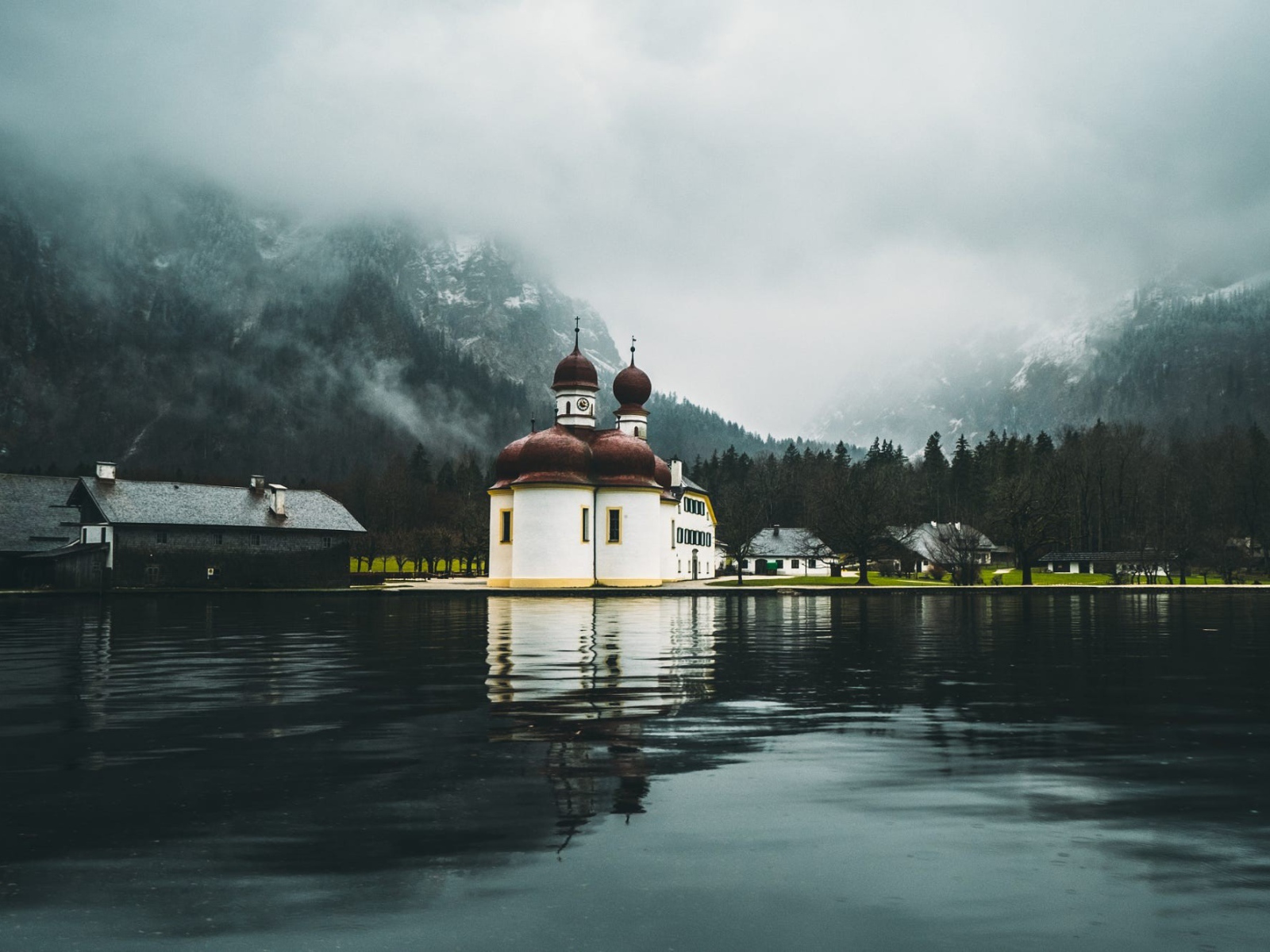Церковь в городе у озера 