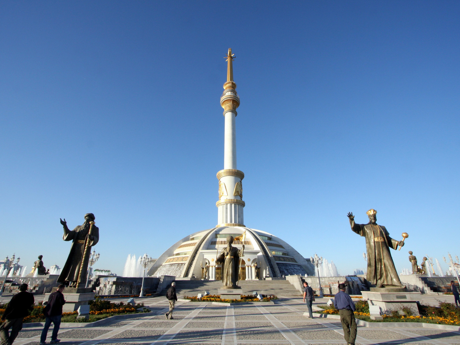 Монумент Независимости Туркменистана  город Ашхабад 