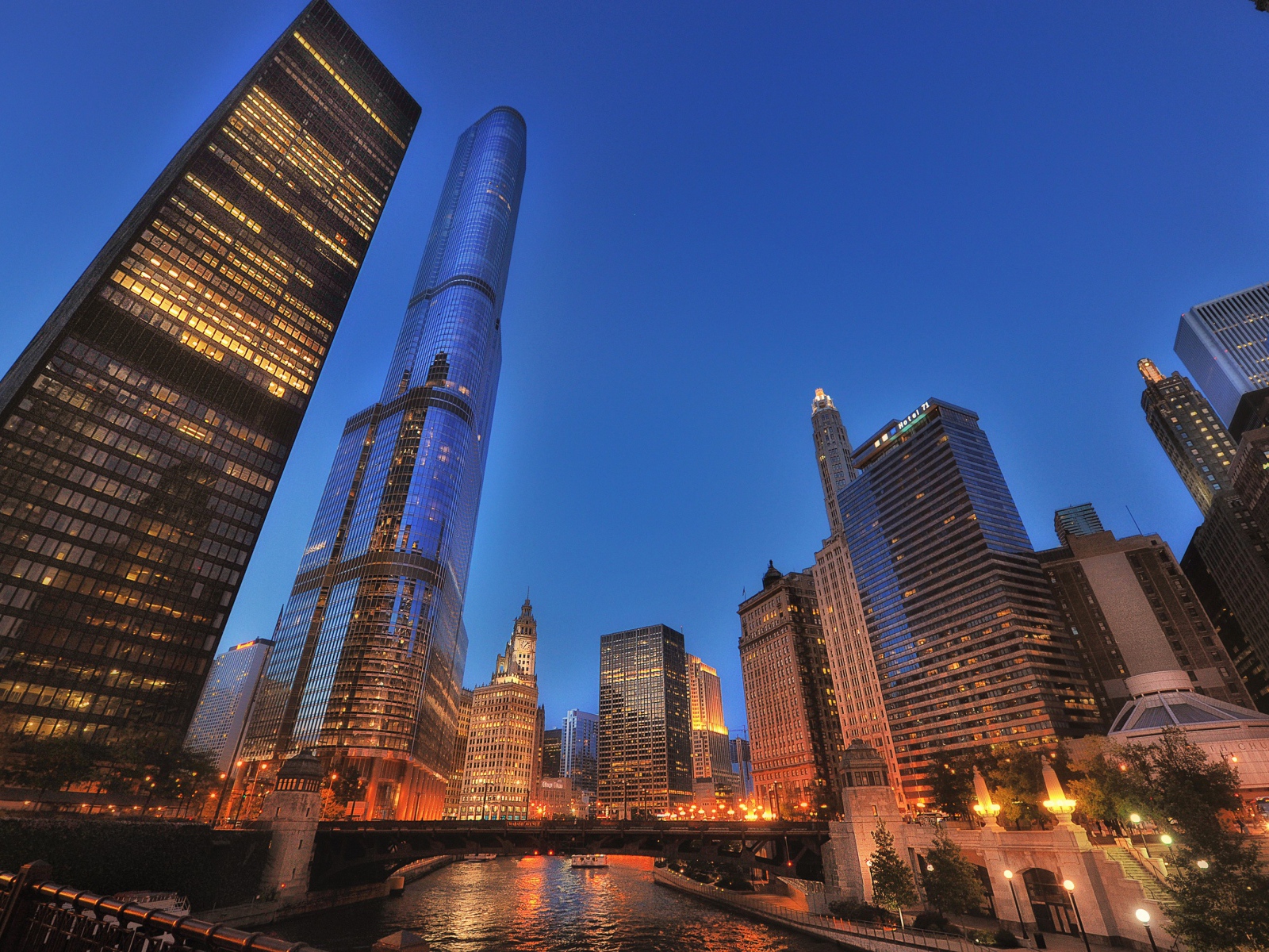 Ночные огни зданий города Чикаго 