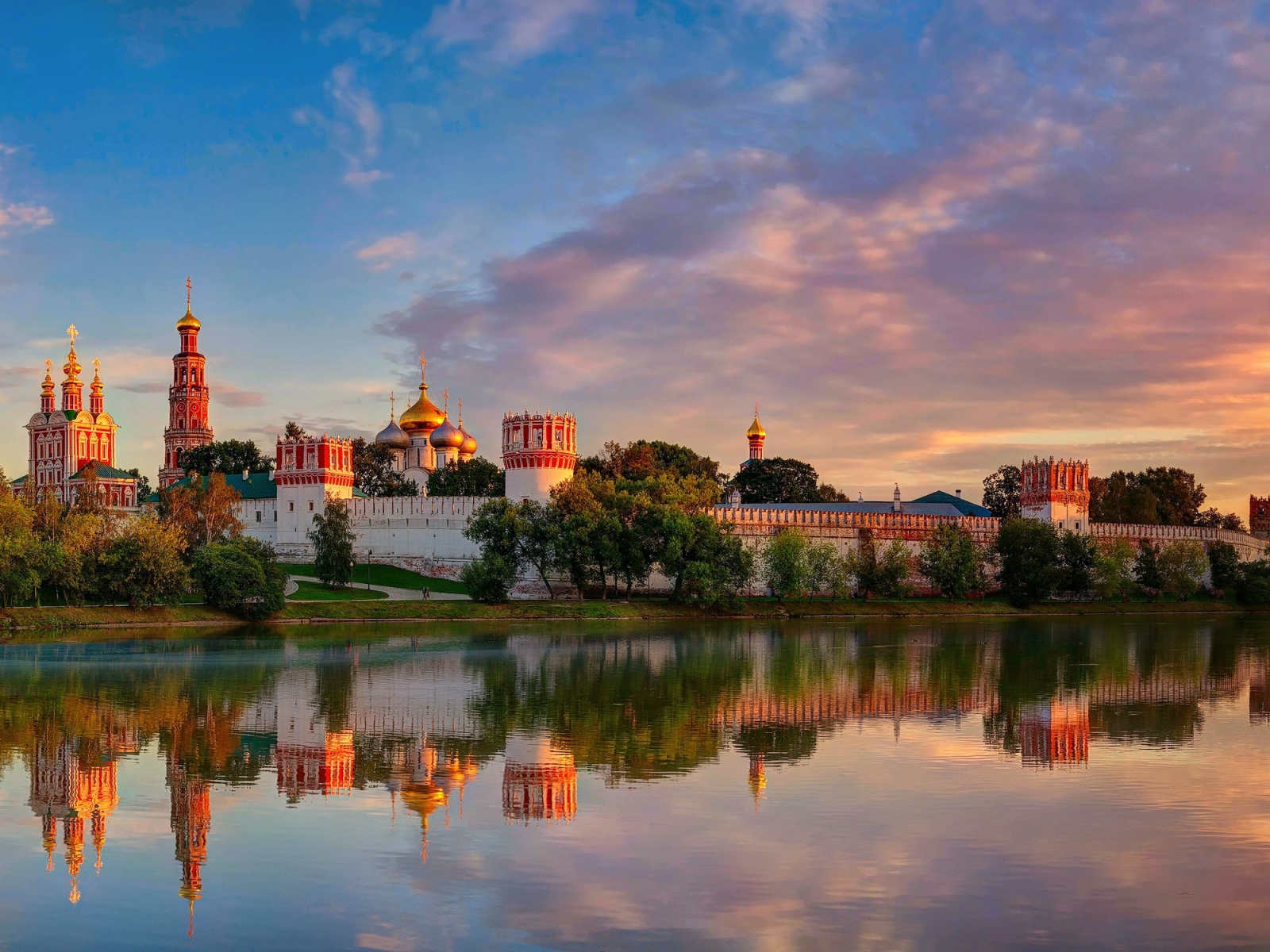Новодевичий Богородице-Смоленский монастырь на закате, город Москва. Россия 