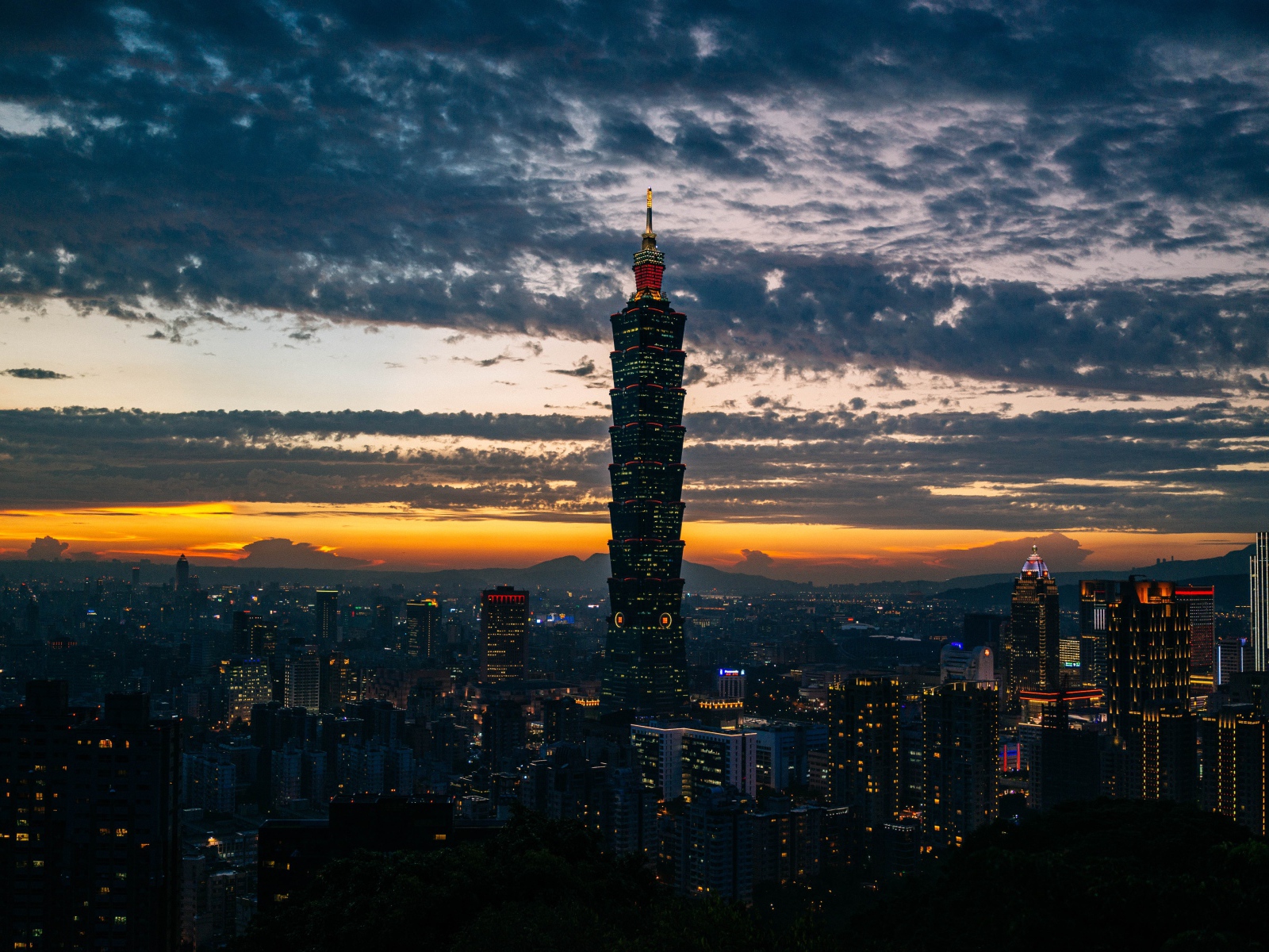 Небоскреб в ночном городе на фоне неба 