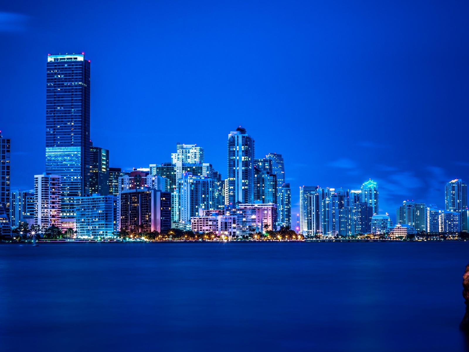 Ночной город Майами на берегу Атлантического океана 