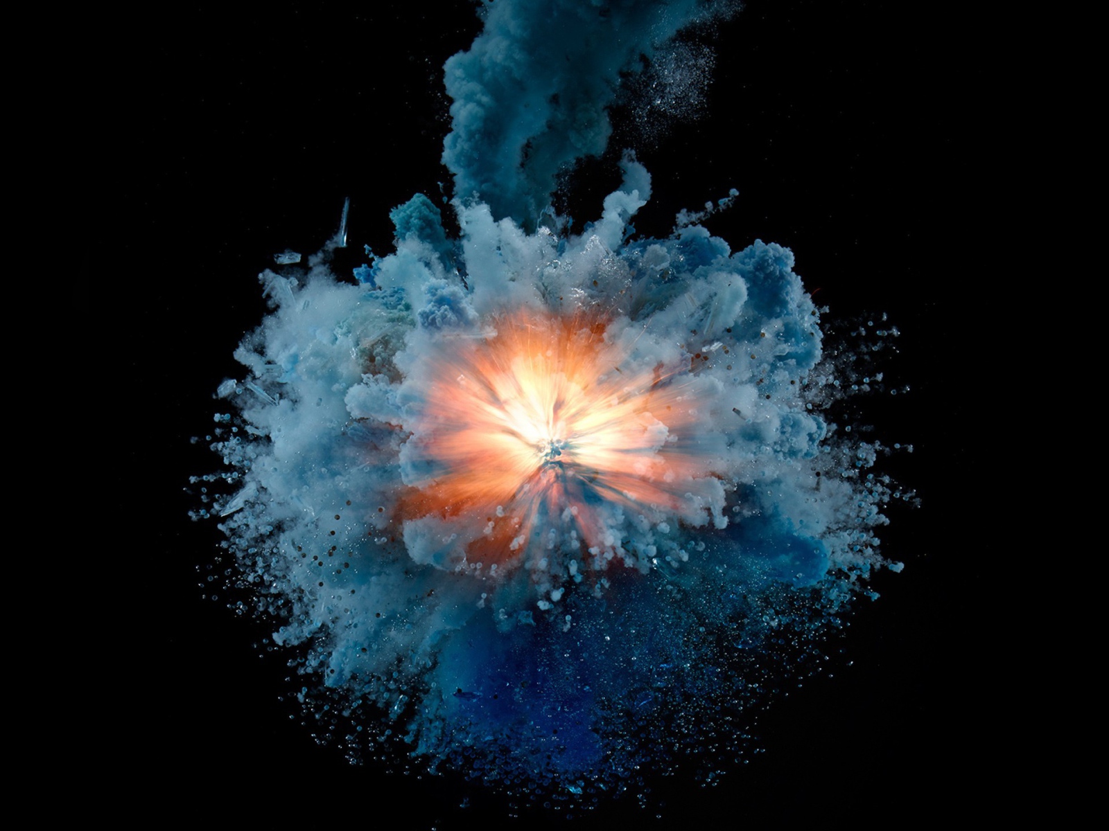 Взрыв с синим дымом на черном фоне 