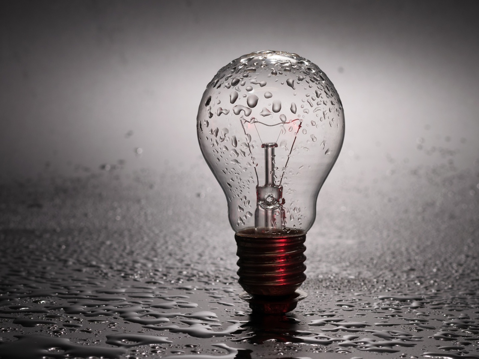 Стеклянная лампочка в каплях воды 